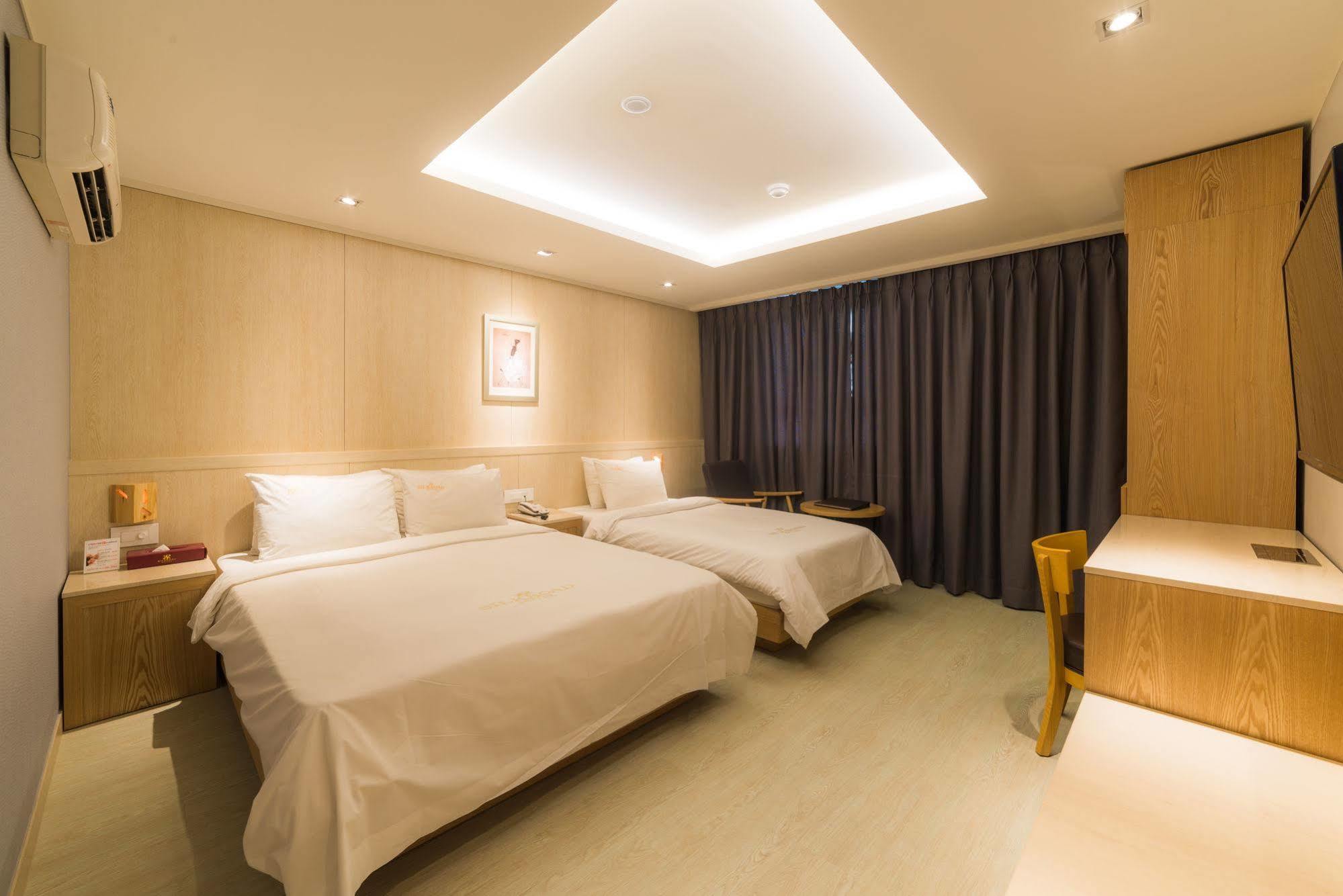 Reborn Suwon Silkroad Hotel Exterior photo
